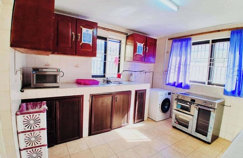 Freetown Bed & Breakfast | Double ensuit room, Excellence water system, Solar, generator, FREE WIFI, B&B