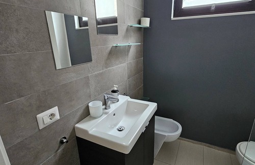 Potenza House | Double or Twin Beds Studio Apartment and Private Parking in Loco