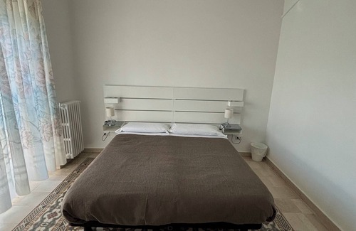 Potenza House | Double or Twin - Shared Bathroom and Private Parking in Loco