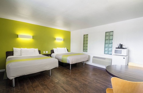 Munras Avenue Hotel | Double Queen near Downtown Monterey
