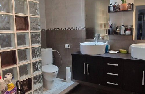 Saint-Andre-de-Cubzac Bed & Breakfast | Double room with bathroom and toilet attenante.Pt Breakfast available.