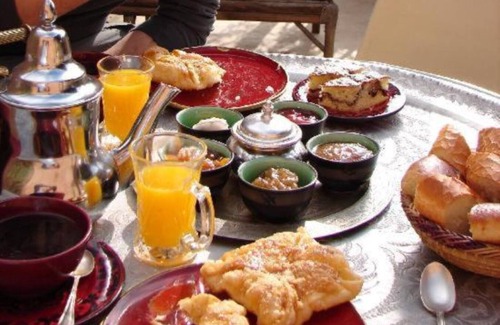 Qasbah En Nouar House | Double room at Riad Drissia with private bathroom and air conditioning