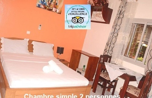 Kribi House | Double room-Basic-Ensuite with Shower-Garden view
