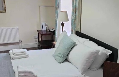 Mynydd Isa House | Double Room Bath Only Free Wi-Fi TV Mold