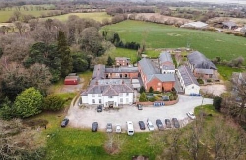 Mynydd Isa House | Double Room Bath Only Free Wi-Fi TV Mold