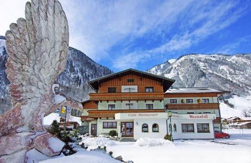Fusch an der Grossglocknerstrasse House | Double room Cat. B (HP 7 N) - waterfall, hotel