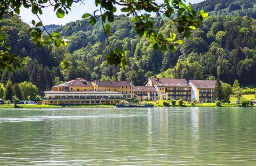 Schlogen House | Double room Danube view, bath, WC - Riverresort Donauschlinge