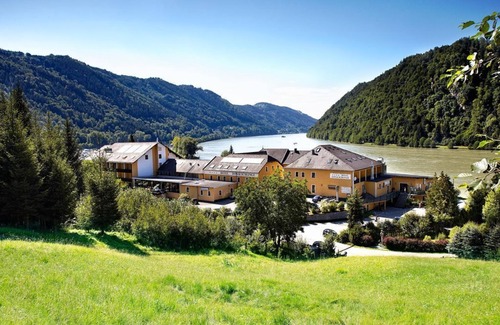 Schlogen House | Double room Danube view, bath, WC - Riverresort Donauschlinge