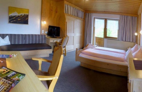 Obsteig Bed & Breakfast | Double room "Grünberg" with south-facing balcony - Pension Alpenhof - feel-good board