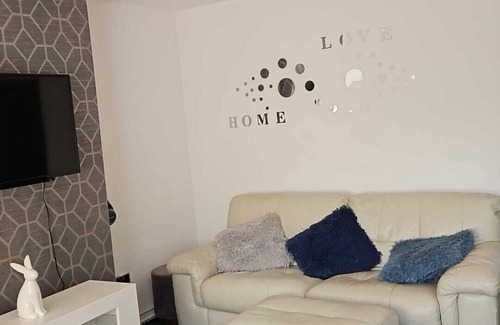 Sherwood Forest House | Double room in charming house. Secured with WiFi in Meden Vale, Mansfield.