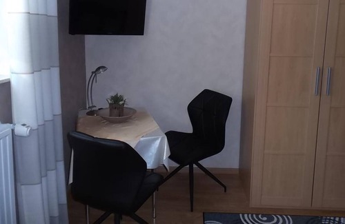 Anschau Apartment | Double room (in the basement) with shared bathroom / toilet - Ferienwohnung Familie Schmitz