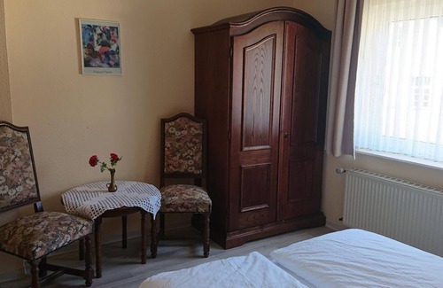 Enkirch Bed & Breakfast | Double room, shower, WC - Gasthaus zum Weinstock