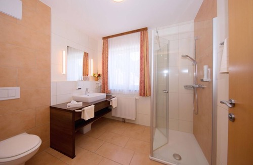 Sankt Martin im Muehlkreis House | Double room, shower, WC - Landhotel Gasthof Ernst