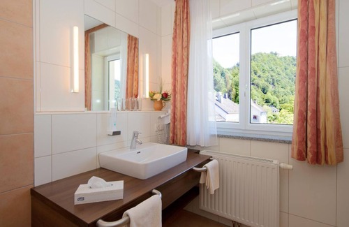 Sankt Martin im Muehlkreis House | Double room, shower, WC - Landhotel Gasthof Ernst