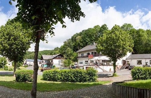 Schonbach Apartment | Double room with balcony on the south side - Landgasthaus Zum Kreuzberg