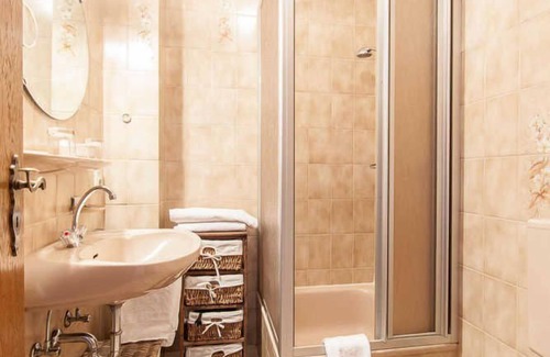 Schonbach Apartment | Double room with balcony on the south side - Landgasthaus Zum Kreuzberg