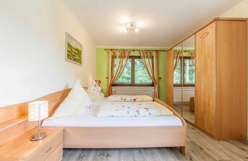 Schonbach Apartment | Double room with balcony on the south side - Landgasthaus Zum Kreuzberg