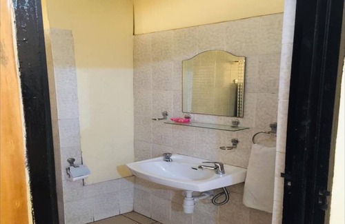 Accra Bed & Breakfast | Double Room With Balcony