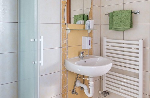 Koper House | Double room with external private bathroom and shared kitchen