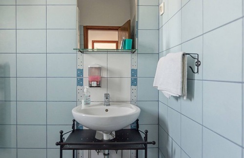 Koper House | Double Room with external private bathroom and shared kitchen