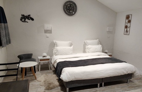 Crest Apartment | Double room with kitchen
