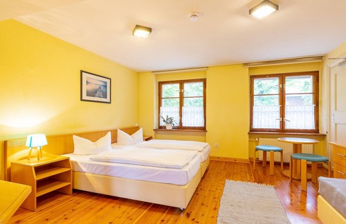 Cottbus Cottage | Double room with shared bathroom 2 - Jugendgästehaus
