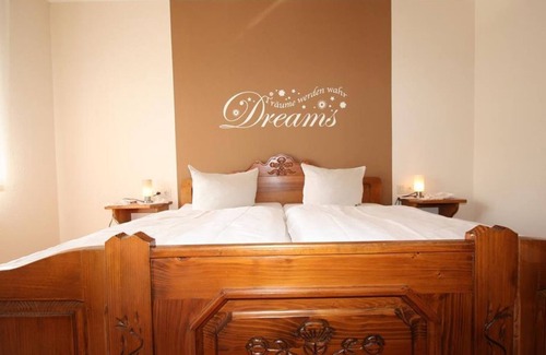 Plutscheid Bed & Breakfast | Double room with shower/WC and balcony - Gasthaus-Pension-Rest. Bucket