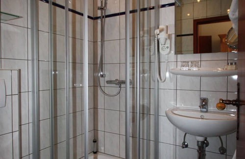 Plutscheid Bed & Breakfast | Double room with shower/WC - Gasthaus-Pension-Rest. Bucket