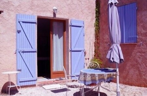 Cotignac Apartment | DOUBLE STUDIO NEXT TO OWNER WITH POOL