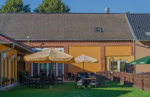 Weisen Apartment | Double/twin room with bathroom and garden view