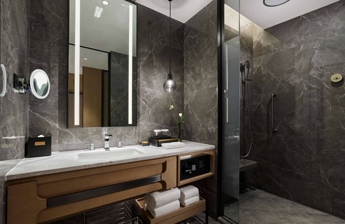 Gaoxin Hotel | DoubleTree by Hilton Chengdu Riverside - Close to Panda Base and Chengdu East Railway