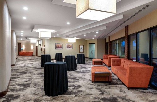 Aurora Hotel | DoubleTree by Hilton Denver - Aurora
