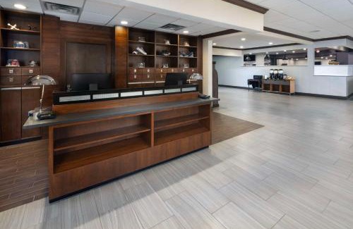 Manhattan Hotel | DoubleTree by Hilton Manhattan, KS