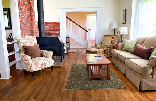 Pulaski House | Douglaston Salmon Run - Meadow Lodge