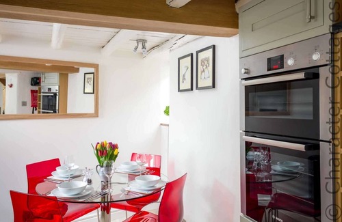 Naunton Cottage | DOVE COTTAGE (NAUNTON), pet friendly, with open fire in Naunton