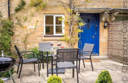 Naunton Cottage | DOVE COTTAGE (NAUNTON), pet friendly, with open fire in Naunton