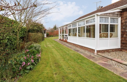 Martham Cottage | DOVE'S NEST, family friendly, character holiday cottage in Martham