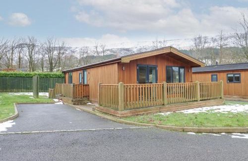 Saddleworth House | Dovestone Luxury Lodges sleeps 4 - pets welcome