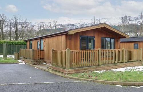 Saddleworth House | Dovestone Luxury Lodges sleeps 4 - pets welcome