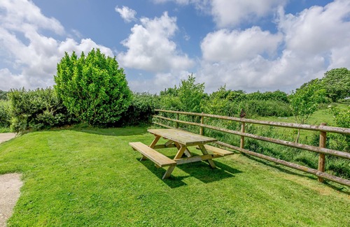 Crewkerne Cottage | DOWNSIDE, pet friendly, with open fire in Mosterton