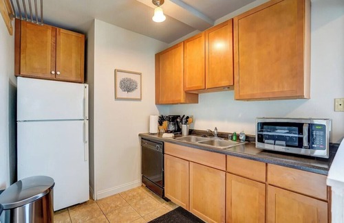 Madison Apartment | Downtown 1 block from Capitol. Balcony. Near UW