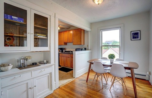 Madison Apartment | Downtown 1 block from Capitol. Balcony. Near UW
