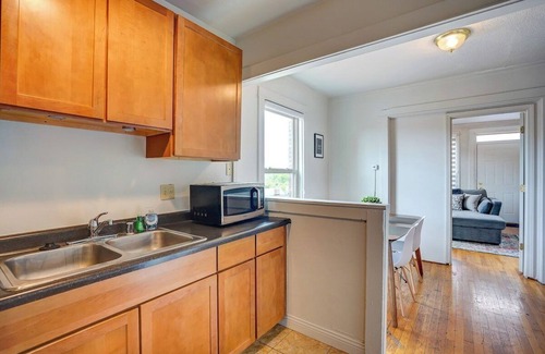 Madison Apartment | Downtown 1 block from Capitol. Balcony. Near UW
