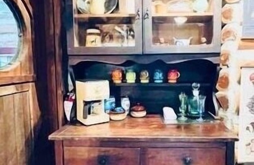 Eureka Springs Historic District Cabin | Downtown 1930’s Log Cabin