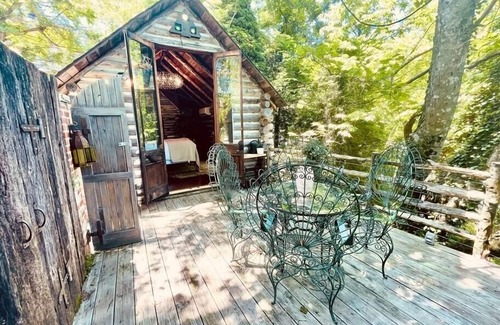 Eureka Springs Historic District Cabin | Downtown 1930’s Log Cabin