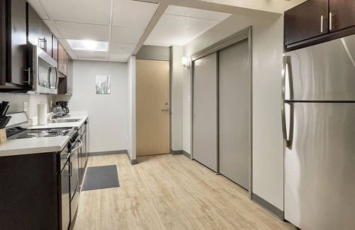 Downtown Des Moines Apartment | Downtown 1BR by Steps from Wells FREE PARKING