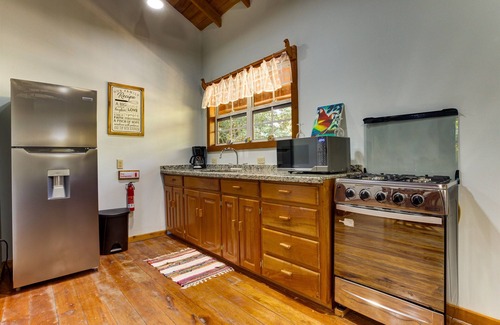 Placencia House | Downtown 2BR with Great Price & Perfect Location!