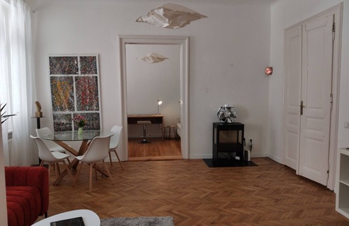 Old Town Apartment | Downtown 3 BDR Charm - walk to all attractions