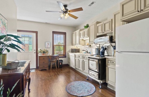 West Central Apartment | Downtown Apt – Free Parking & Prime Location
