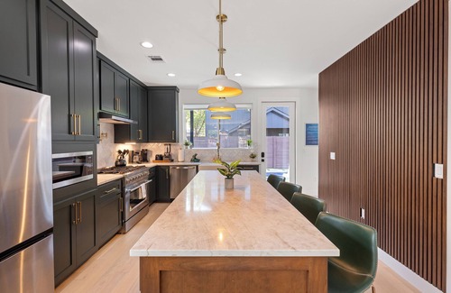 East Cesar Chavez House | Downtown ATX - Luxury Pool - Putting Green - 85inch TV